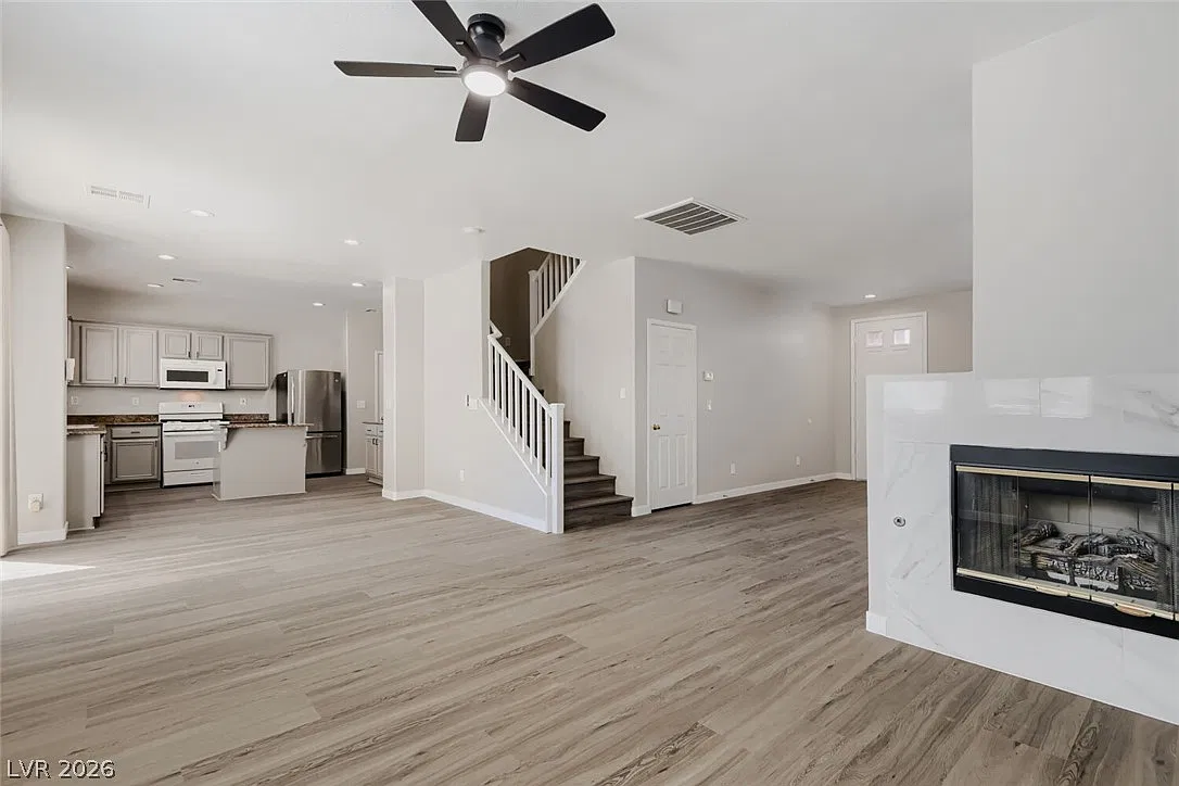 3 bed, 2.5 bath, 1856 sqft, $2,500 — Photo 2