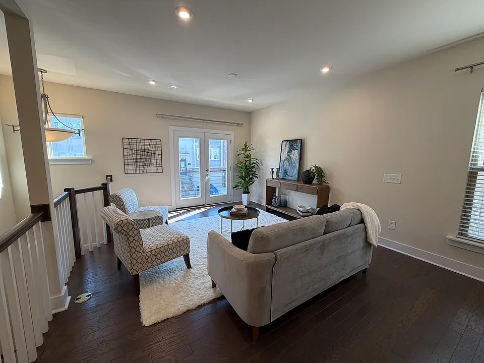 16034 Roscoe Ln