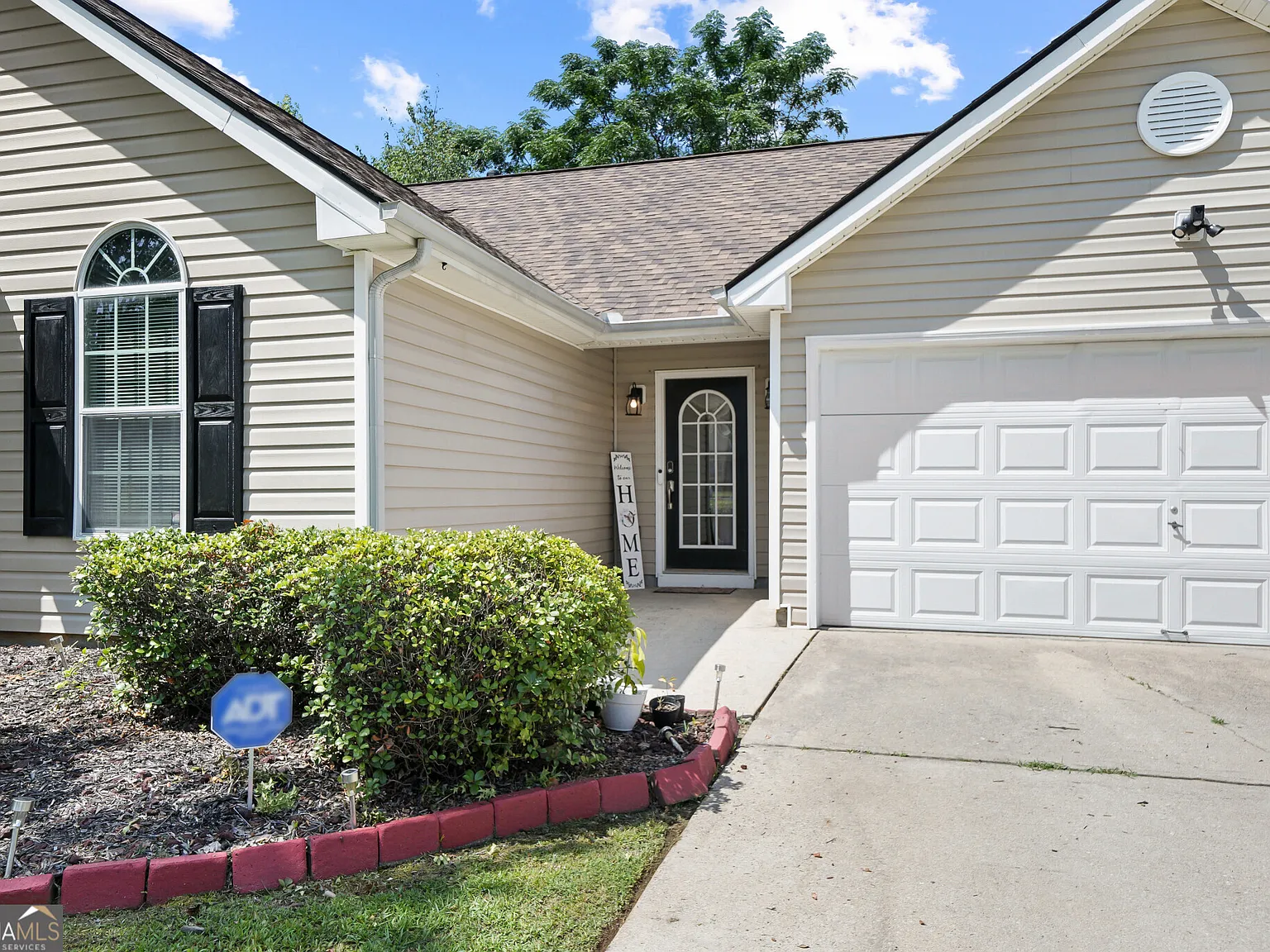 3 bed, 2.0 bath, 1312 sqft, $1,900 — Photo 4