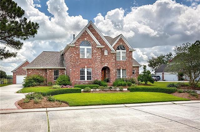 1st image of 19 Turnberry Dr