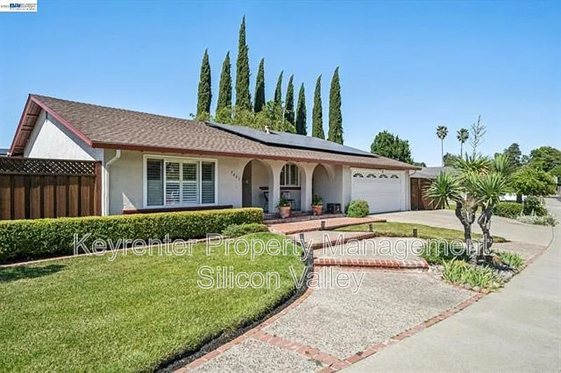 4 bed, 2.0 bath, 2215 sqft, $5,095 — Photo 2