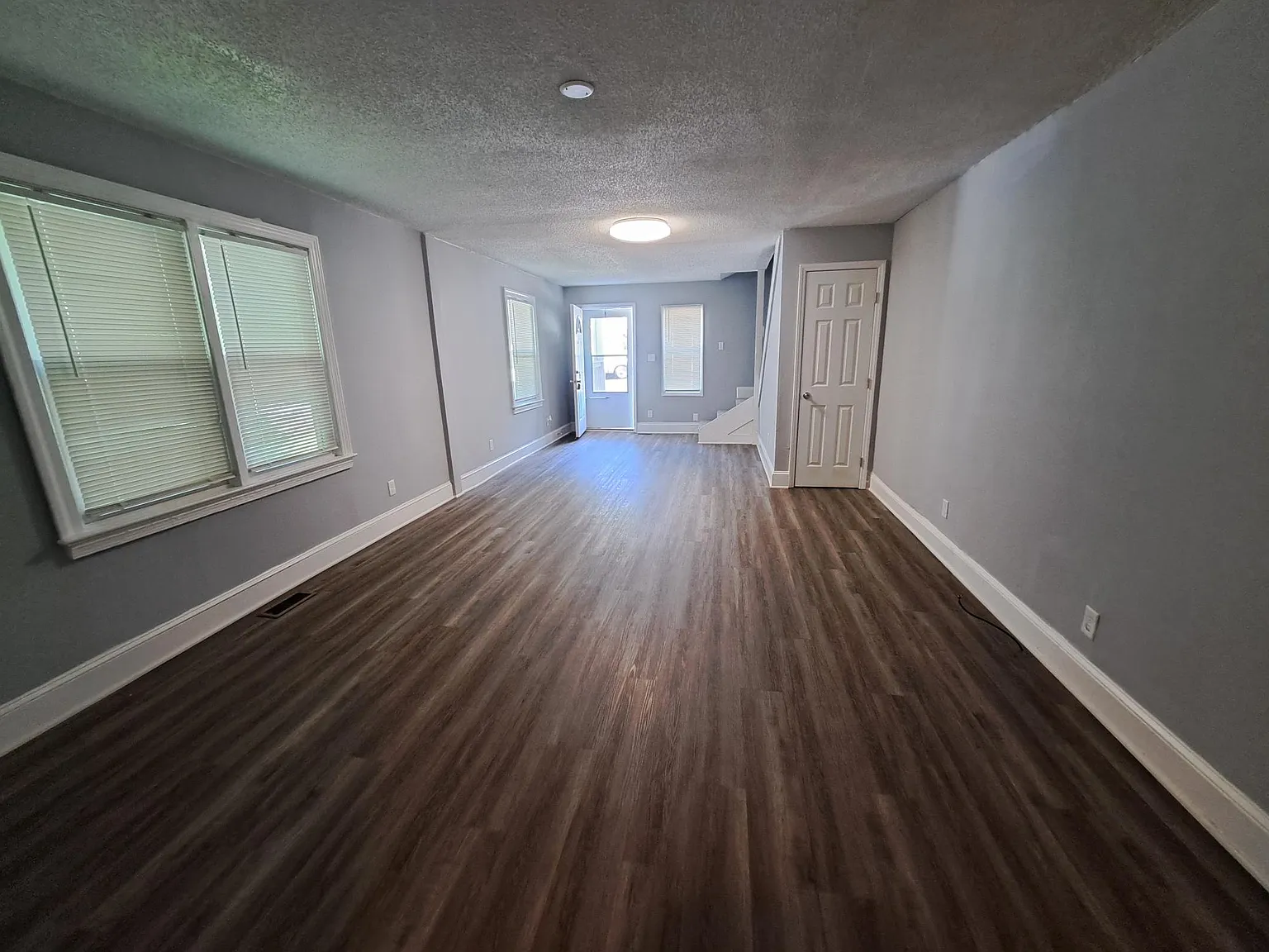 3 bed, 1.5 bath, 1279 sqft, $1,189 — Photo 4