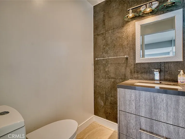 20516 Clark St — Photo 12