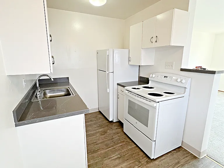 Capri Apartments — Photo 21