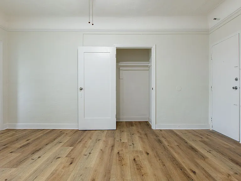 Catalina Apartments — Photo 15