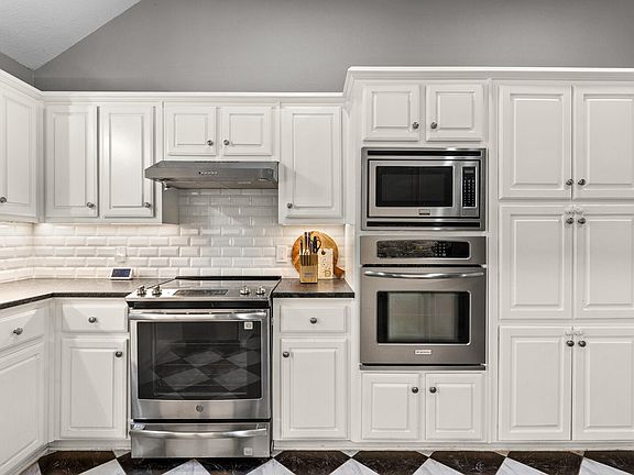 5th image of 901 Steamboat Cir
