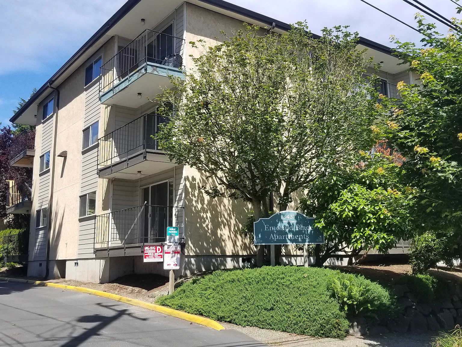Emerald Place Apartments — Photo 2