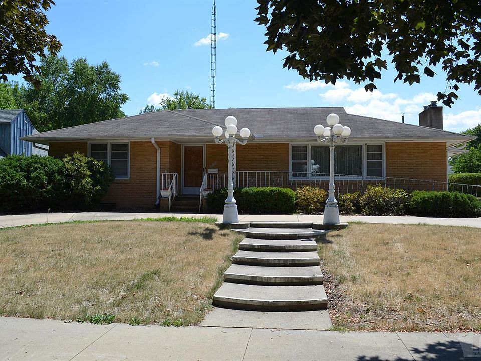 1st image of 610 1st Ave E