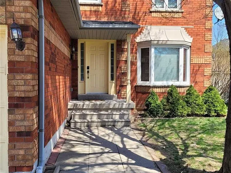1107 Thoresby Dr — Photo 3