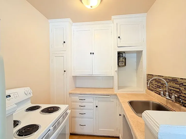 Spacious Units in a Vintage Brick Building- Walk to Seattle Center, Shops,and Restaurants! — Photo 26