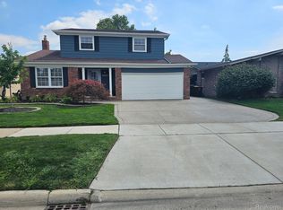 4855 Hillcrest Rd, Trenton, MI 48183