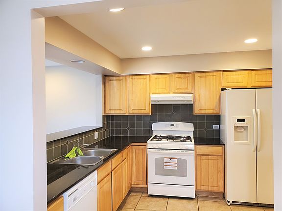4th image of 685 E Fullerton Ave APT 209