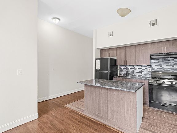 3rd image of 560 Bramhall Ave #1