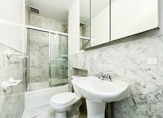 Bathroom, photo 2
