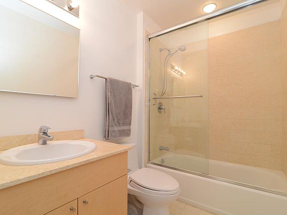 4th image of 510 W Erie St #1204
