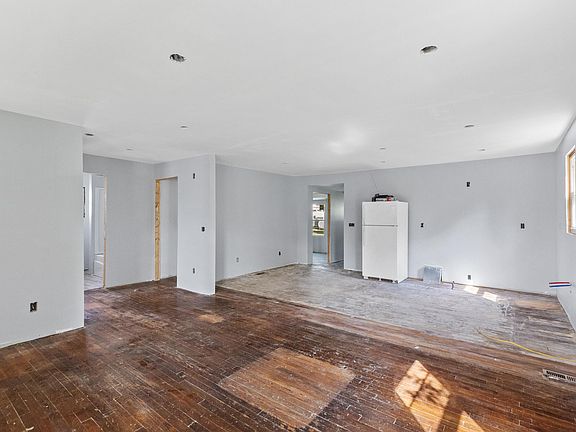 4th image of 307 Clinch St