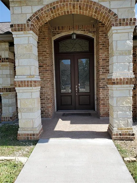 4 bed, 3.5 bath, 2353 sqft, $2,200 — Photo 2