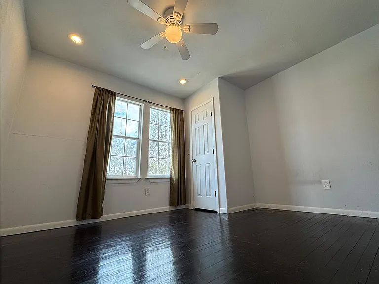 1402 Mardell St — Photo 10