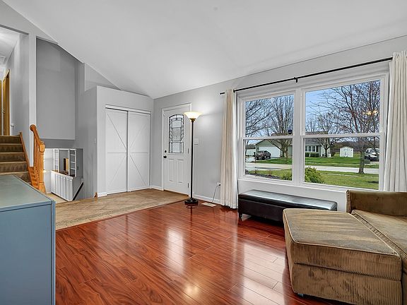 4th image of 891 Laurel Dr