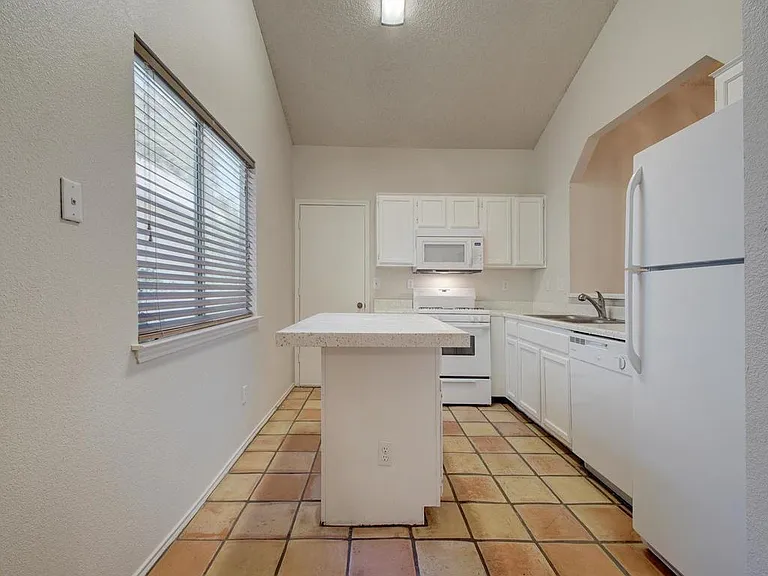 6305 Evangeline Trl — Photo 8