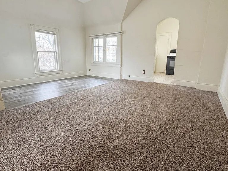 375 W Burkitt St — Photo 3