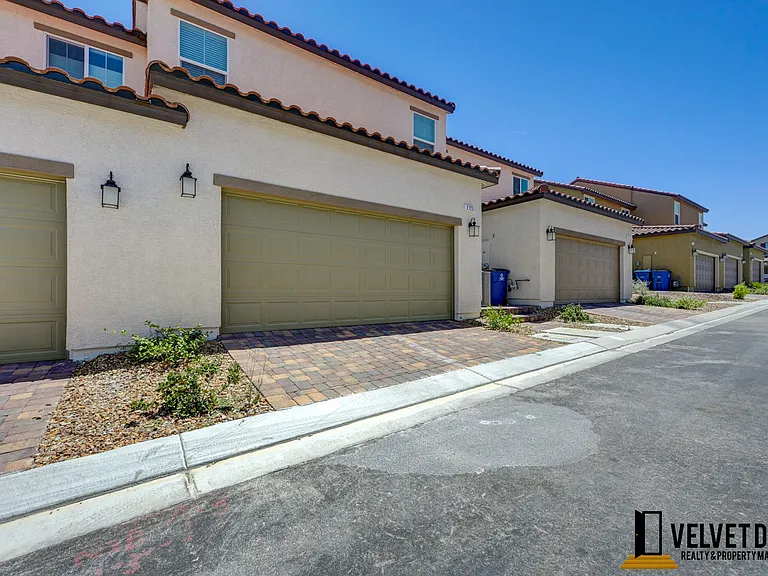 2725 Luzzi Walk #1 — Photo 24