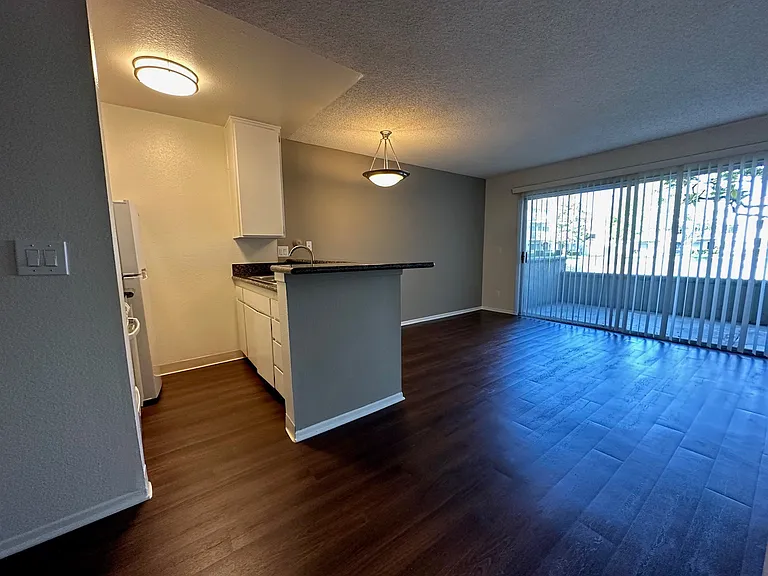 Versailles on the Lake Apartments — Photo 73