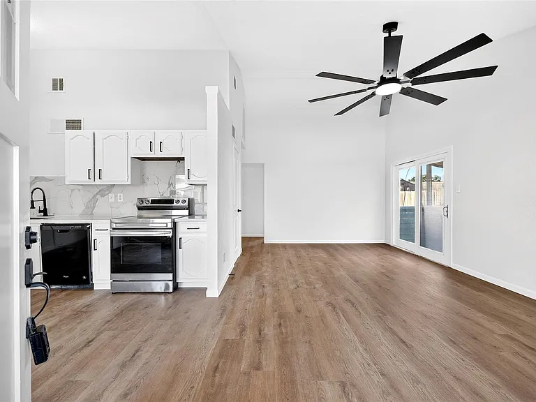 24114 Four Sixes Ln — Photo 10