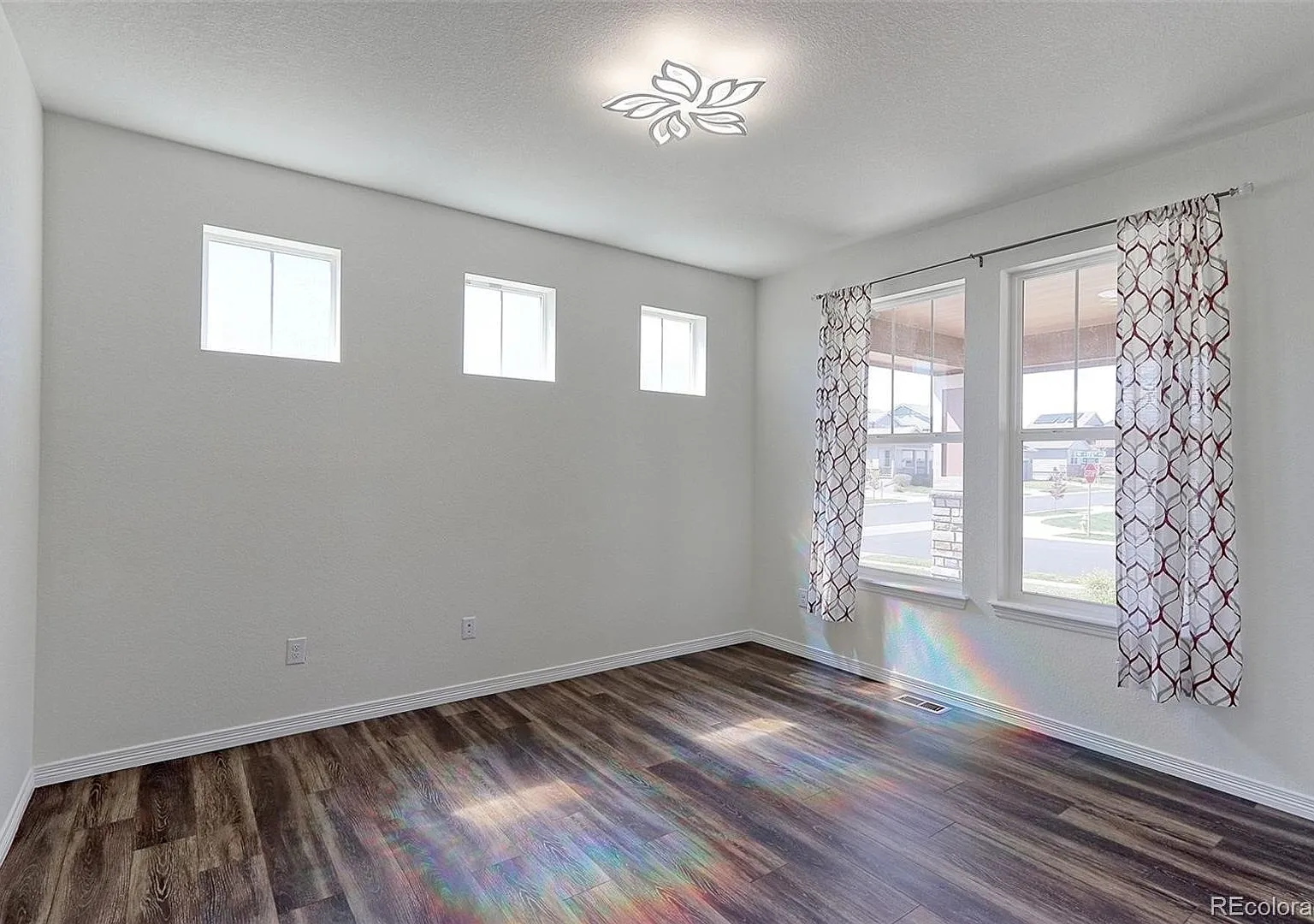 4 Bedroom + Office/Study + Loft in Palisade Park — Photo 4