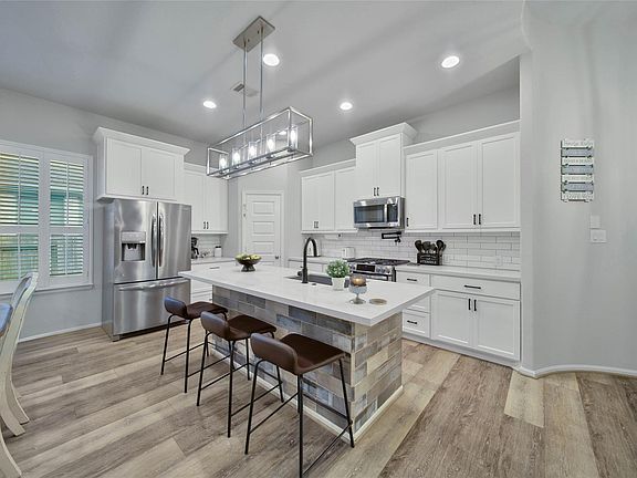 5th image of 352 Rise Ln