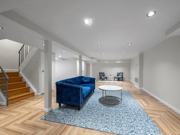 219-44 Peck Avenue image 24 of 32