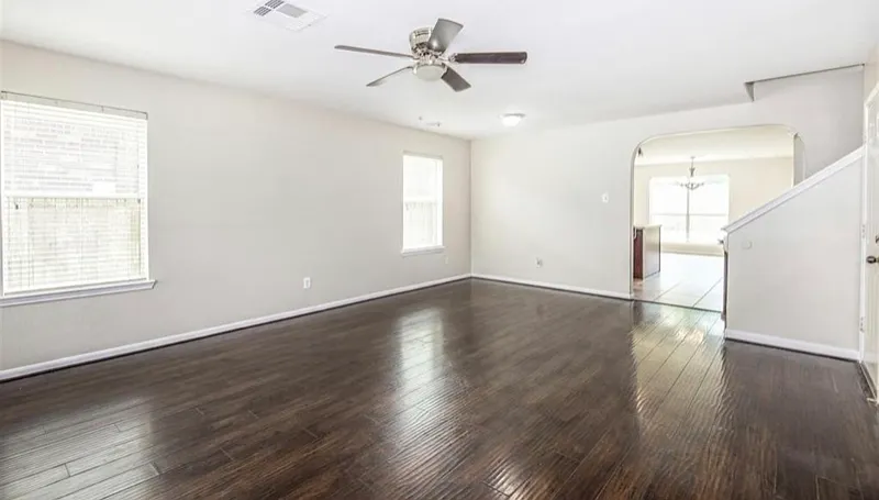 4 bedroom 2.5 luxury home — Photo 3