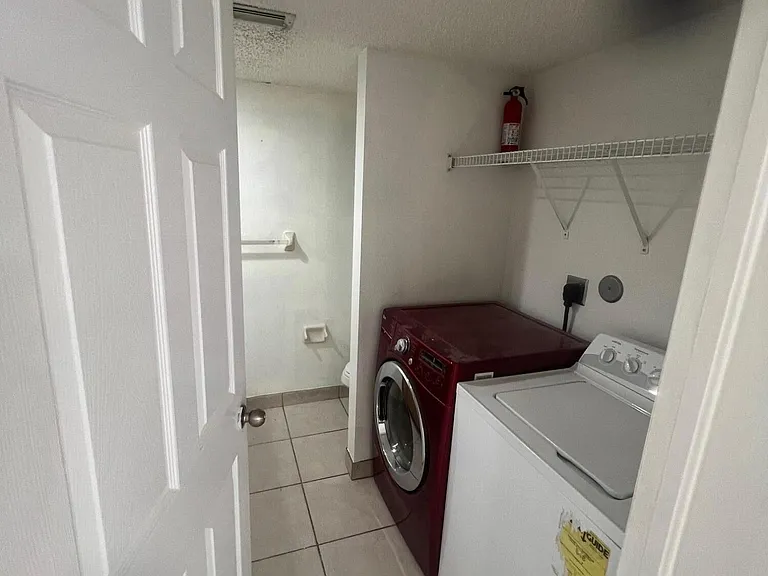 2212 White Pine Cir #B — Photo 14