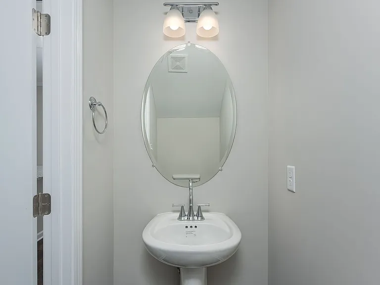 Edgewood Condos — Photo 40