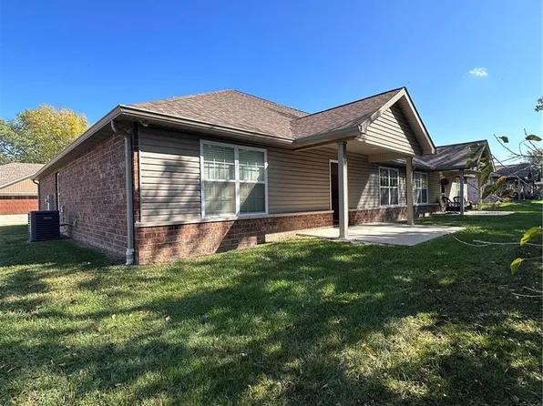 516 Windsor Ln, Farmington, MO 63640
