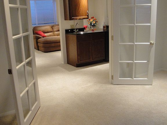 Wet bar & third bedroom