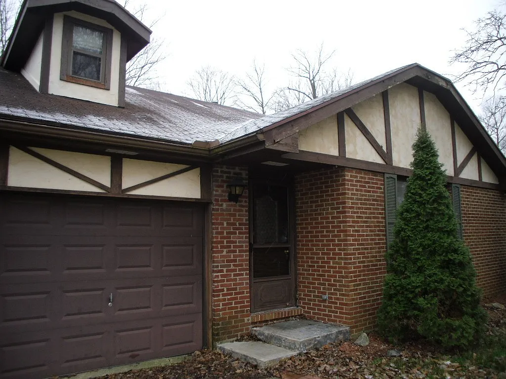 Beautiful Condo In East Richmond — Photo 1