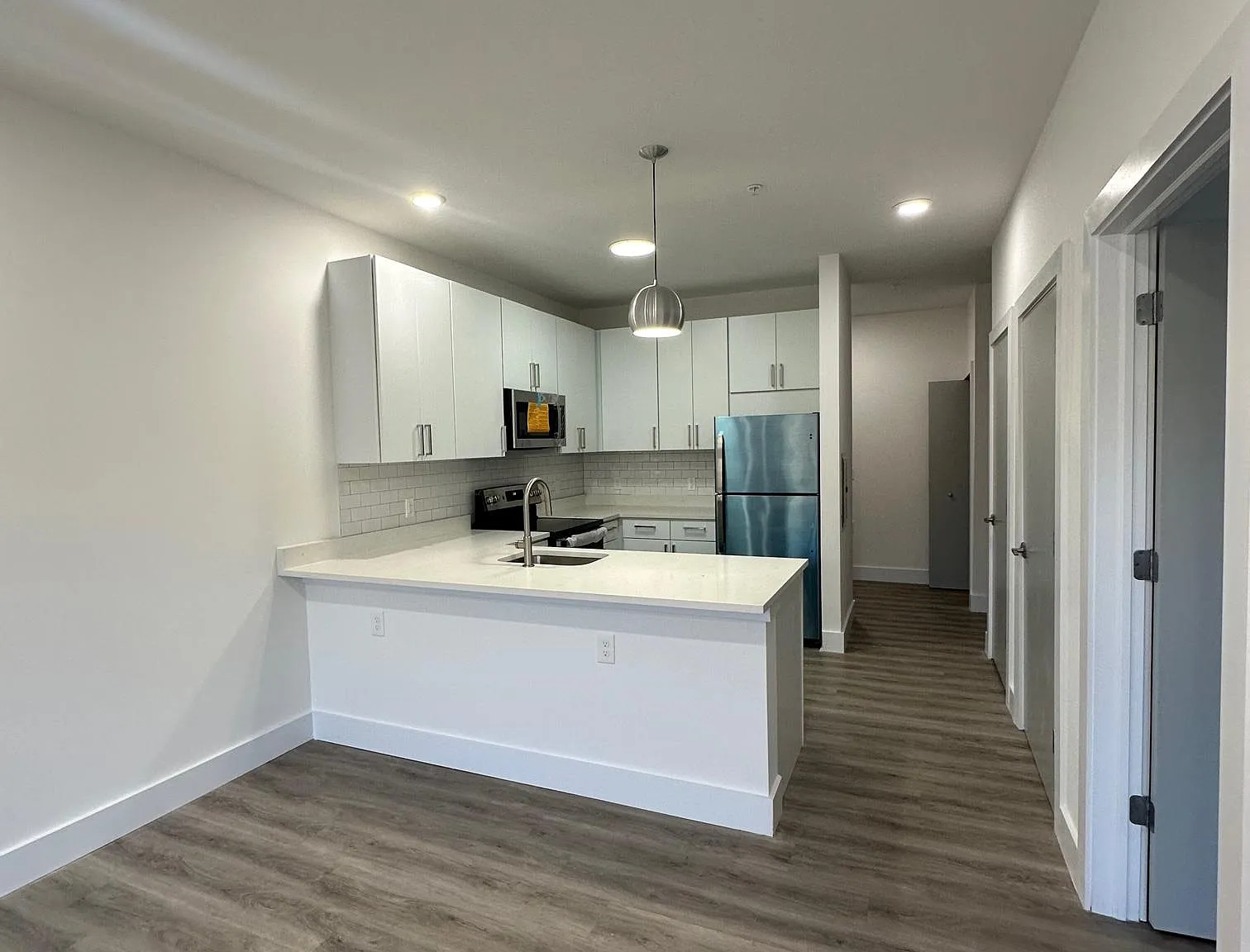 2 bed, 820 sqft, $2,400 — Photo 4