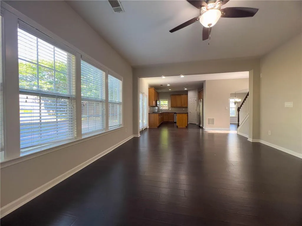 4 bed, 2.5 bath, 2622 sqft, $3,000 — Photo 4