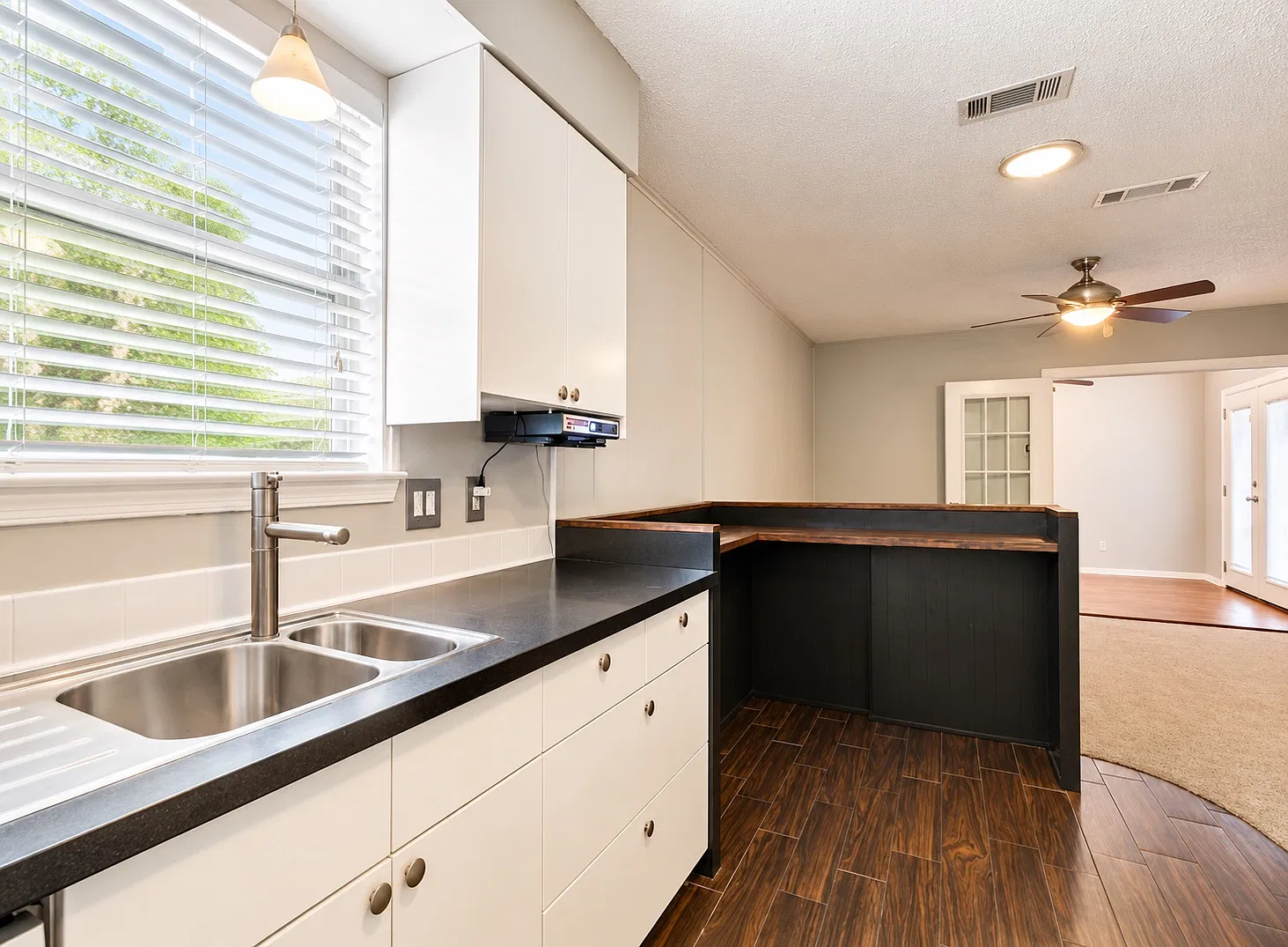 3 bed, 1.5 bath, 1017 sqft, $1,900 — Photo 4