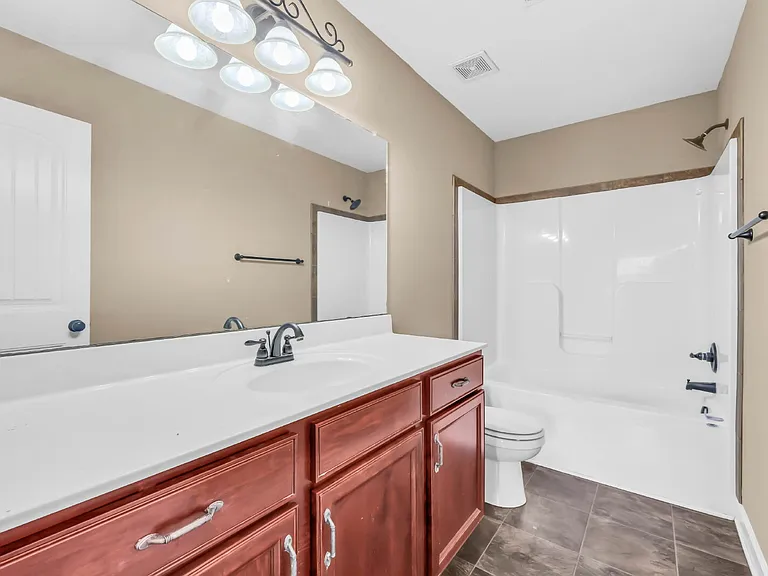 563 Falkland Cir — Photo 23