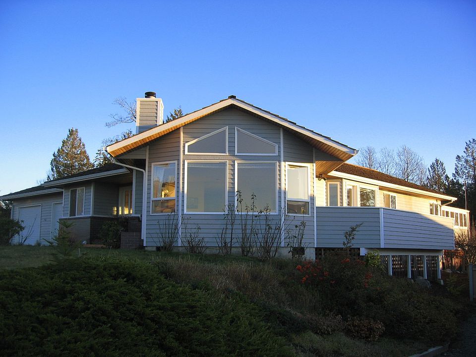 1832 sq ft Rambler located in the desirable community of Onamac