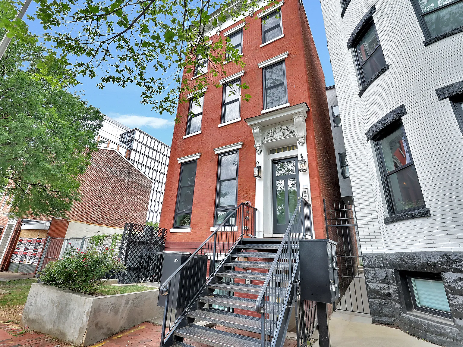 2 bed, 1040 sqft, $3,900 — Photo 1