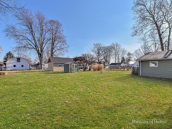 Large double corner lot, loads of space!!