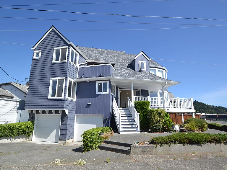 3504 Beach Dr SW — Photo 2