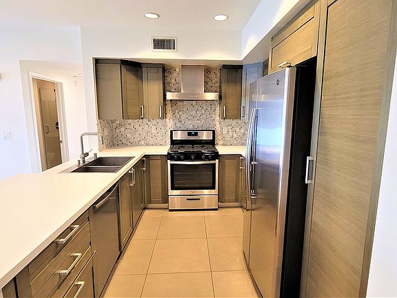 5th image of 7133 Hawthorn Ave APT 302