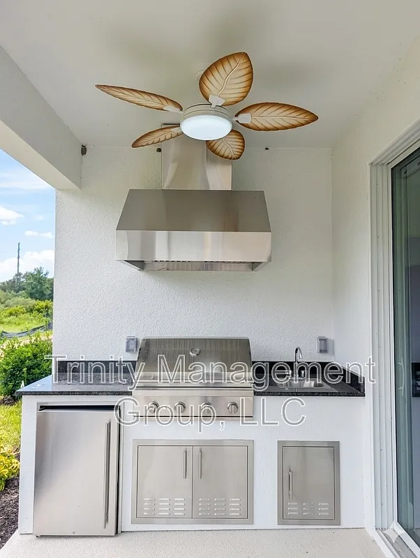 3 bed, 2.0 bath, 1976 sqft, $2,749 — Photo 3