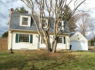 11 Sunrise Hill Dr, West Hartford, CT 06107