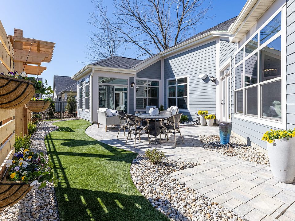 Epcon Promenade III Exterior Courtyard