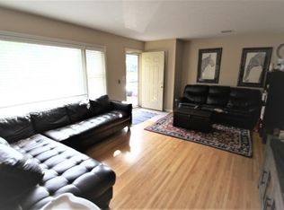 729 Robinwood Ln #731, Hopkins, MN 55305